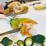 レストラン サンパウ - 初夏にインスパイアされた青利烏賊とズッキーニ、ズッキーニの花にナイフを入れた所。