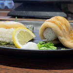 回転寿司 北海素材 - 極旨！大穴子ロールと北海道炙り帆立の堪能皿（側面）