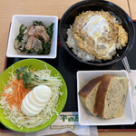 大衆食堂 半田屋 - たまごサラダ、カツ丼、ほうれん草のおひたし、バナナのパウンドケーキ