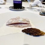 レストラン サンパウ - 本日の白身魚のピルピル(金目鯛を低音調理したものに、乳化させたピルピルのソースで。上に新玉ねぎのピクルス。モリーユ茸を添えて)