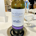 レストラン サンパウ - ピルピルに合わせたスペインの白ワイン、海沿いの丘陵地で育てた葡萄で作っており、魚介との愛称が抜群なのだとか。