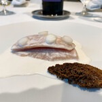 レストラン サンパウ - 本日の白身魚のピルピル(金目鯛を低音調理したものに、乳化させたピルピルのソースで。上に新玉ねぎのピクルス。モリーユ茸を添えて)