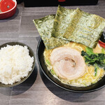 横浜家系ラーメン 戦国家 - ラーメン(しょうゆ)、ライス