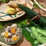 御料理 まつ山 - ・季節の八寸
      (ヤングコーン、博多とよみつひめ、地場産 枝豆、季節の炒り豆腐、地場産 烏賊の笹寿司)