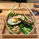 御料理 まつ山 - ・季節の八寸
      (ヤングコーン、博多とよみつひめ、地場産 枝豆、季節の炒り豆腐、地場産 烏賊の笹寿司)