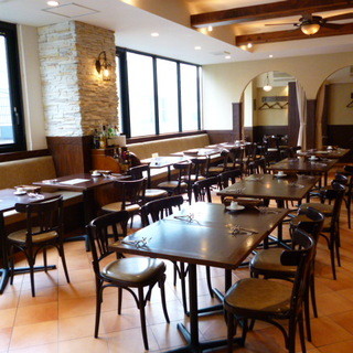 The store is spacious! A popular trattoria with a lively counter and private rooms.