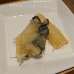 海里村上 - メインディッシュのアワビの天ぷら。