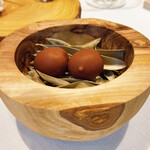 レストラン サンパウ - オリーブの実に見立てた、中身オリーブのペースト、外側をカカオバターでコーティングしたお菓子