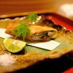 すしと天ぷら 坂本 - 鮎の春巻き