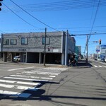 MEN SHOUKI - 札幌トヨタ北光支店側から店舗入居の建物をパチリ。スカッとした「晴れ／青空」でしょ。