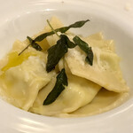 Paglietta - そら豆とリコッタチーズを詰めたラビオリ