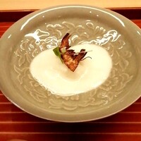 懐石 円相 - 先付け 湯葉と新玉ねぎの泡を乗せた飯蒸し　揚げた筍と大葉のせ