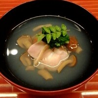 懐石 円相 - お椀 三重県産はまぐり　なめこ　蓮根もち　三つ葉　木の芽