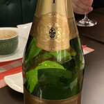 ビストロ デ トロワ - Flutelle Blanc de Blancs Brut  
      
      エレガントな泡立ち　人気辛口スパークリング　
      
      フランスプロヴァンス　