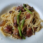 PRELUDIO - 豚肉の頬肉を塩漬けしたグアンチャーレが沢山入ったパスタ、脂身を透明のまま仕上げてあり、とっても甘く旨味が凝縮されています。アスパラソバージュが彩を添えます(^^)