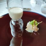 PRELUDIO - 十勝産のマッシュルームのポタージュと、明石産の神経シメの天然鯛、ハモの骨を焼いてから出汁をとっているそうです(^^)