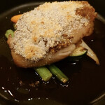 ビストロ デ トロワ - キュイス・ド・ラパン　Fさんのヤツ　これはウサギ
      
       ディジョン産マスタードとパン粉をのせて
      
      焼き上げ　　+440円