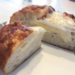 Gozaishosabisuerianoborisenhatobureddoanthikumikaeru - クリームチーズの下はダイスカットチーズ