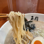 らーめん香月 - 麺リフト。細麺です。
