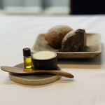 176613656 - ② パン：2種（レーズン入り、ライ麦）、バター+オリーブ油