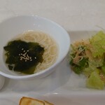 ブルー ムーン カフェ - 煮麺とサラダに赤ウインナー