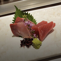 割烹蒲焼 横浜八十八 NEWoMan横浜店 - 中皿(季節の御造り2種)