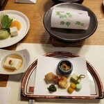 小川屋 - 夕食は部屋食にして頂いた。先付けと白胡麻豆腐。