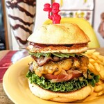 中目黒 Burger Factory - メロンパンのアボカドベーコンチーズエッグバーガー