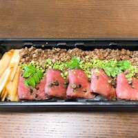 六本木うかい亭 - うかい極上ローストビーフ 牛そぼろ 花山椒の3色丼