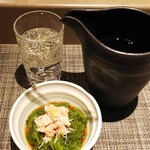 すし源 - 蟹とめかぶの酢の物＋日本酒（八重桜）