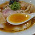 176618106 - わんたん入りしょうゆチャーシュー麺(スープ)