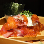 176620243 - ■本鮪といくらのこぼれ寿司　¥2.800
                         だし巻き卵、酢飯の上に本鮪と季節の鮮魚と
                         こぼれるほどのいくらが掛かっています。