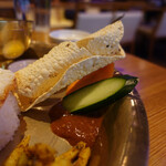 BHINTUNA DINING - ゴルベラコアチャール、生野菜、パパド