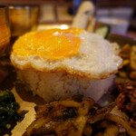 BHINTUNA DINING - バスマティと日本米のブレンド？、目玉焼き