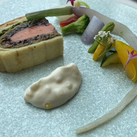 イリエスケープ - 日光サーモンのクーリビヤック、庄内の古代米、シャンピニオンのドゥクセル、サボイキャベツ。