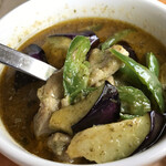 カメイノ食堂 - 具材は茄子、チキン、赤・青ピーマン