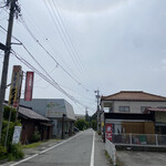 Karuizawa Chuukasoba Muni - 中軽井沢駅前の風景に映る「無二」の看板。目の前に2台停めれるし、中軽井沢駅駐車場は1時間まで無料