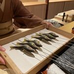 橦木町 しみず - これから大将の手で丁寧に塩焼きに