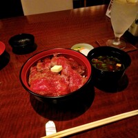 赤坂 津つ井 総本店 - ビフテキ丼と赤出し