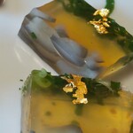 うなぎ亭 友栄 - 『すっぽんエンペラー(最高部位)の煮凝り』は、金箔が上に乗っていて、とても豪華です。