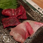 居酒屋 ゼゼヒヒ - お造り盛り合わせ(鰤、鯨、マグロ)650円