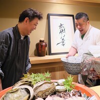 富小路 やま岸 - 飛び跳ねる鮎を目の前で紹興酒に漬けますが、跳ねまくりでどうしょう(^^;)