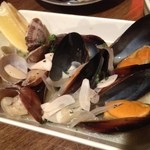 やきとんひなた - ムール貝とあさりの白ワイン蒸し