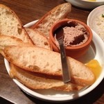 やきとんひなた - 鳥のレバーパテ　バゲット添え