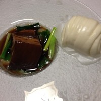 創作中華 一之船入 - 豚の角煮 花巻パンとともに