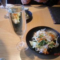 鉄板焼 天 本丸 - 前菜のズワイガニのサラダと超なみなみ注がれたスパークリング！