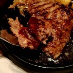 ハンバーグファクトリー - ソースをつけて。。。