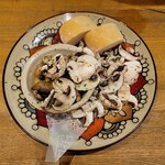 欲張りバル CANTINA - 山盛りマッシュルームのアヒージョとと季節のお野菜を練りこんだ自家製のバケット