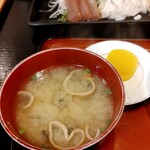 うるとら食堂 - 丼にお味噌汁付いてきます