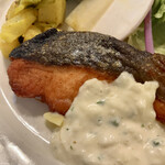 山星 - サーモンムニエル(\1,300)　ほどよい酸味にオニオンが効いたタルタル